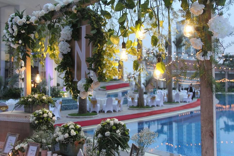 Trang trí tiệc cưới hồ bơi độc đáo