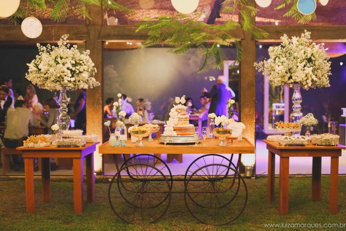 Trang trí bàn đón khách tiệc cưới bằng hoa baby