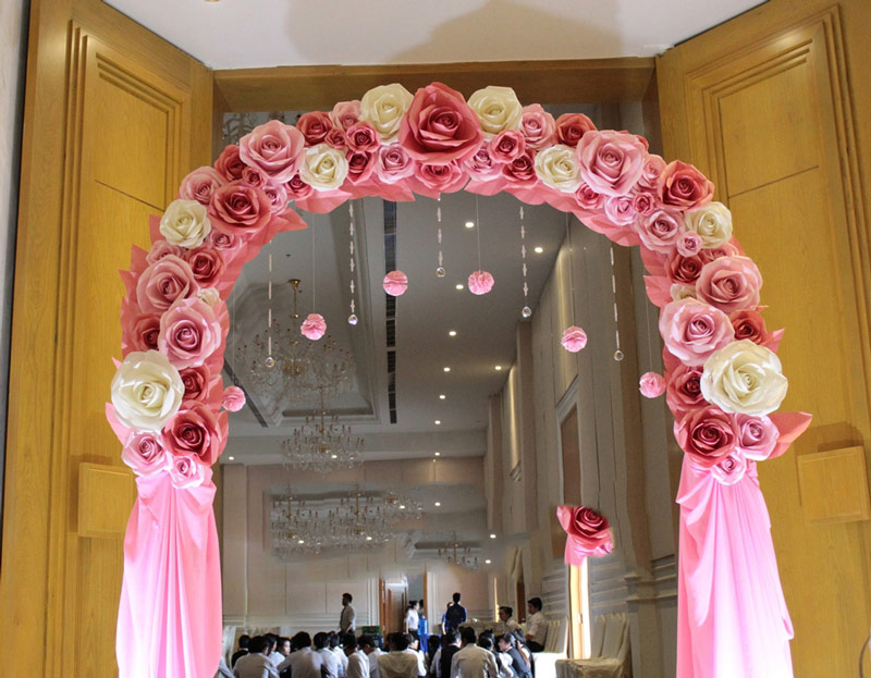 Sử dụng cổng hoa cưới giấy cắt giảm chi phí đám cưới