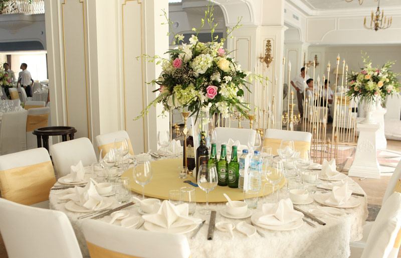 Trang trí bàn tiệc cưới