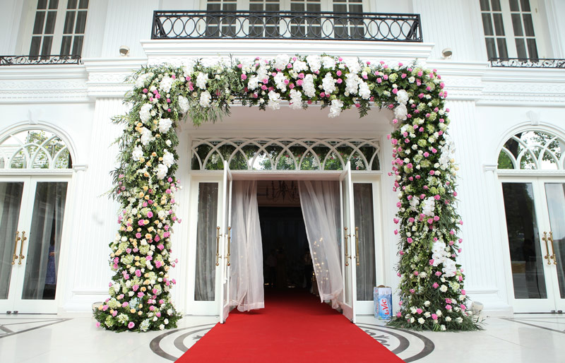 Cổng hoa cưới trang trí bằng hoa tươi