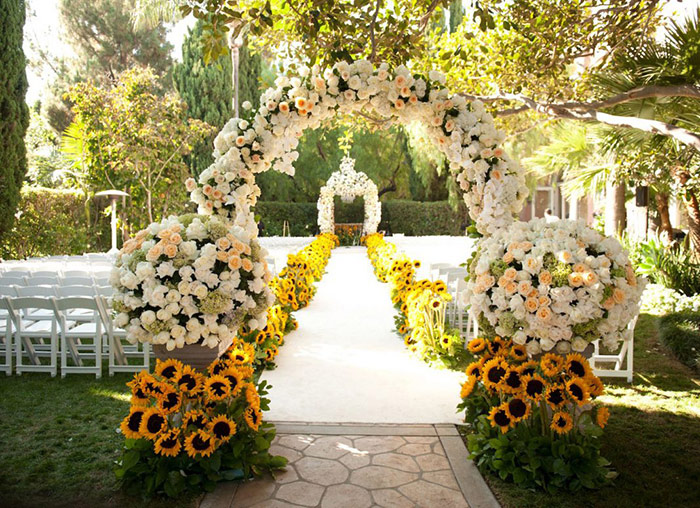 Mẫu cổng hoa trang trí tiệc cưới ngoài trời