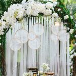 Phông đám cưới hoa giấy kết hợp hình tròn
