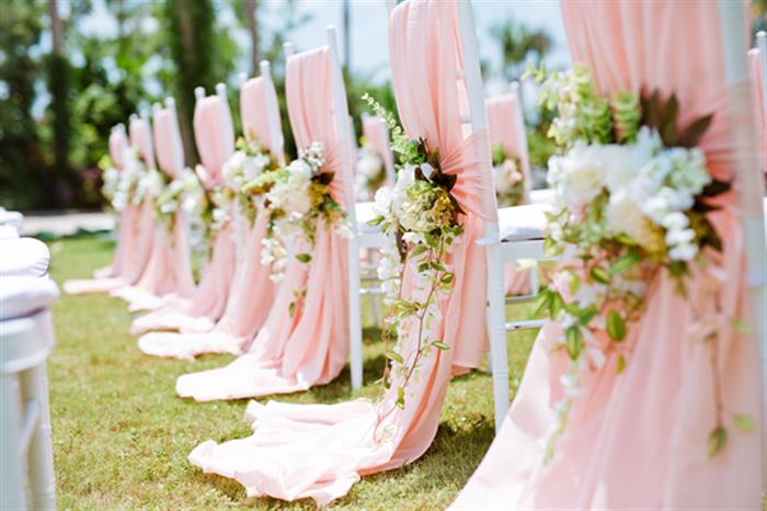 Trang trí tiệc cưới ngoài trời tông màu hồng với bàn tiệc cưới