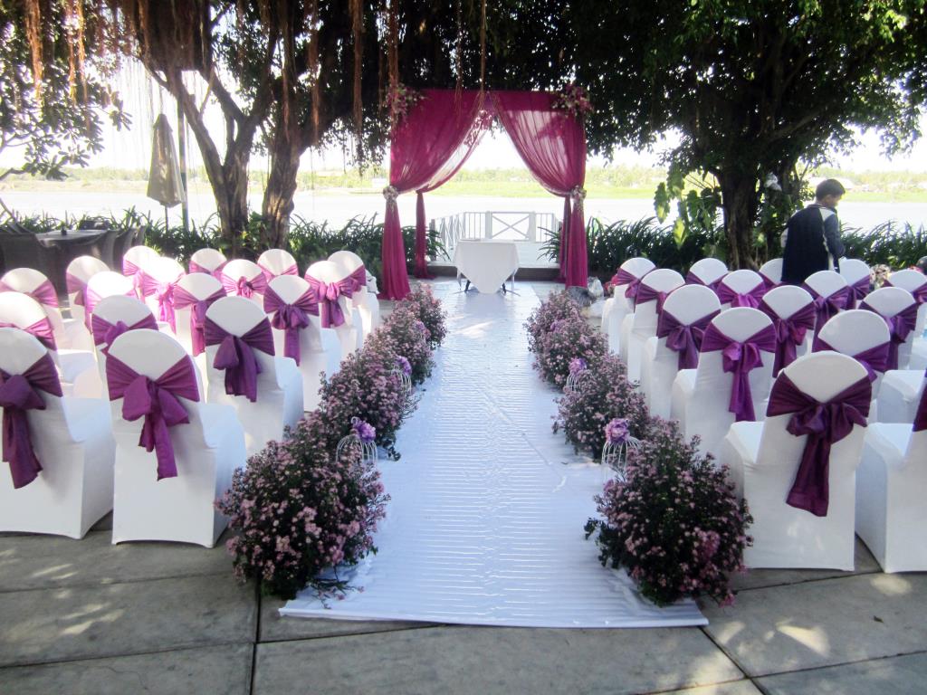 Trang trí tiệc cưới ngoài trời tông màu tím