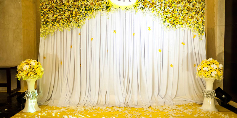 Trang trí tiệc cưới tông màu vàng nổi bật