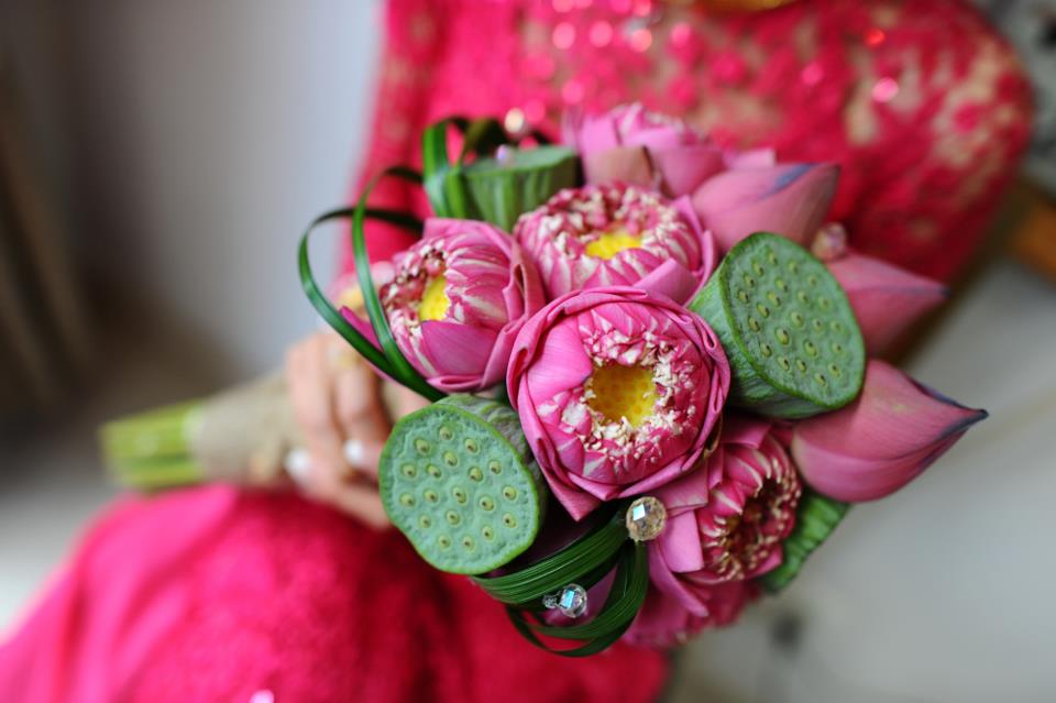 Hoa cưới bằng hoa sen hồng bó tròn