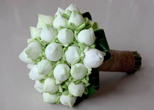 Hoa cưới bằng hoa sen trắng