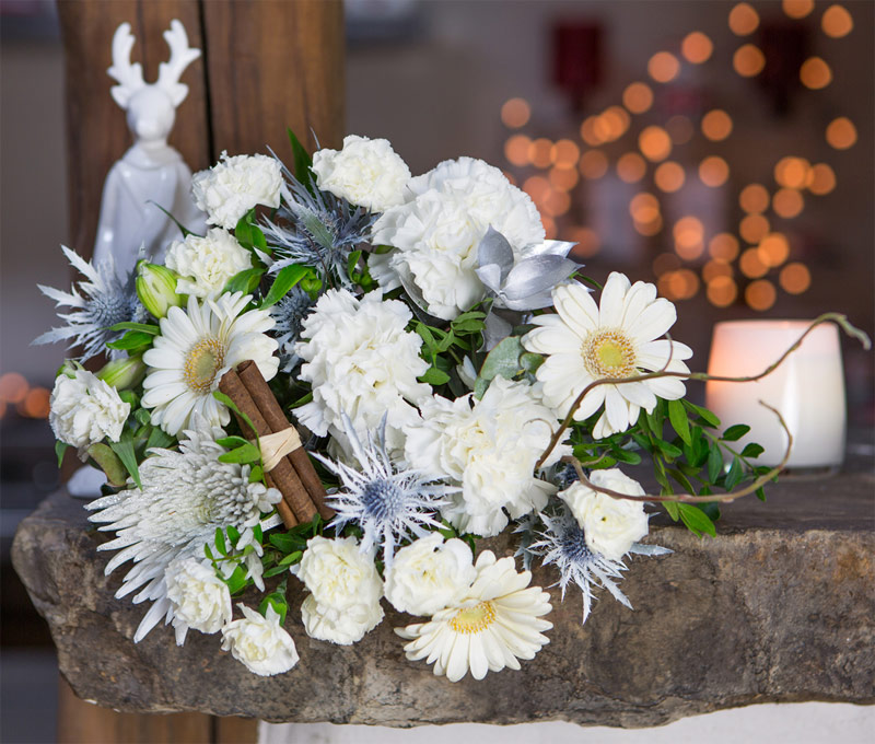 Hoa cưới trắng muốt tổ chức tiệc cưới vào mùa đông