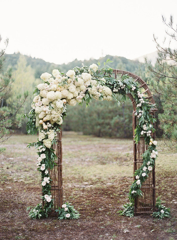 Tự trang trí tiệc cưới ngoài trời với cổng hoa cưới