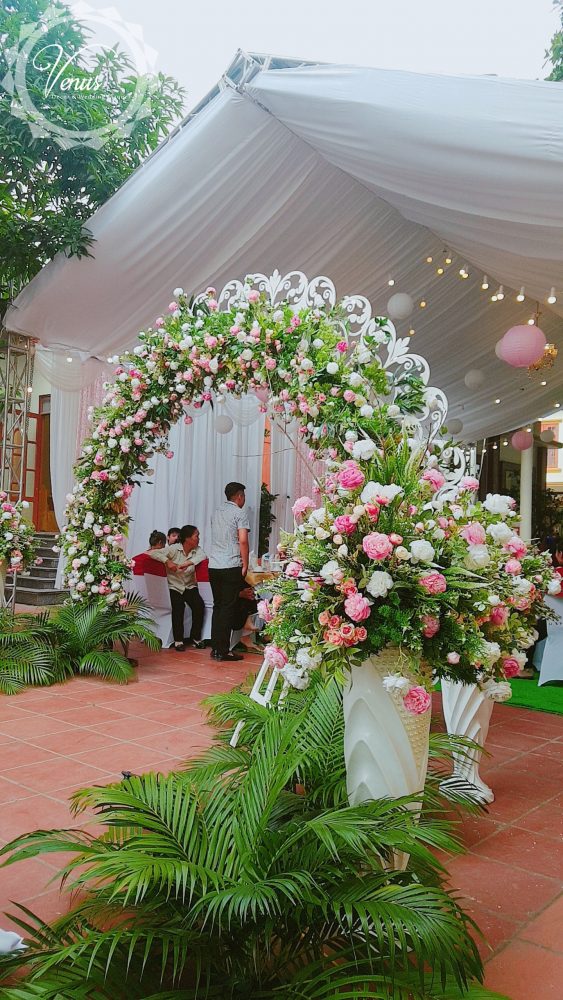 Cổng hoa đám cưới hình vòm